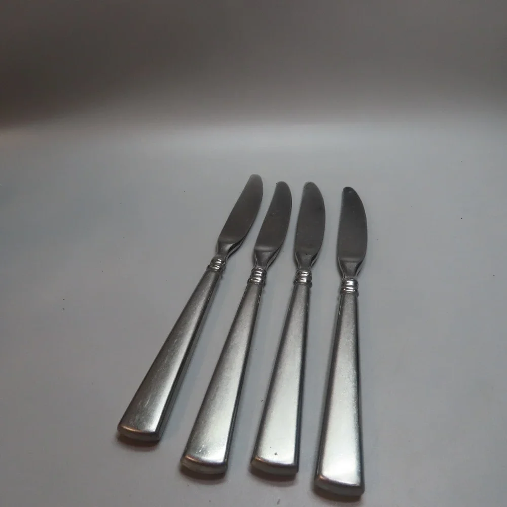 ONEIDA EASTON STAINLESS SET OF 4 BUTTER KNIVES - USED